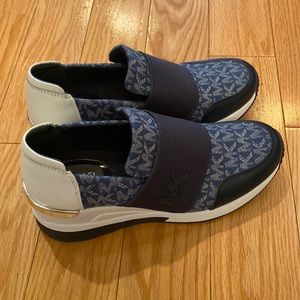 Women’s Micheal Kors Platform sneaker In size 6. The color is white and blue